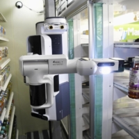 An artificial intelligence-driven robot restocks a beverage shelf at a FamilyMart store in Tokyo\'s Chiyoda Ward. | KYODO
