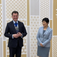 Lord Mayor of London Vincent Keaveny (left) and Tokyo Gov. Yuriko Koike at the Tokyo Metropolitan Government building in June | BLOOMBERG