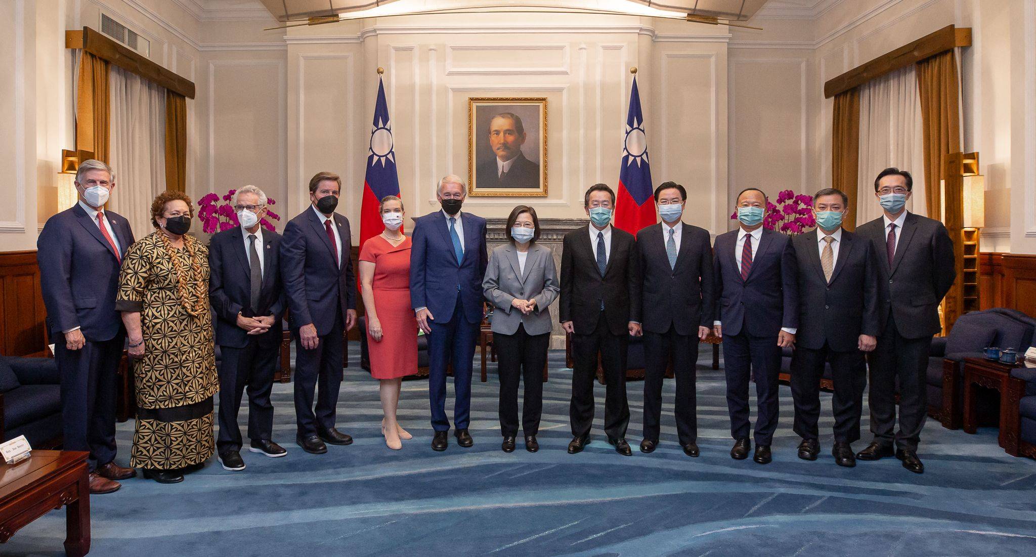 Taiwan President Tsai Ing-wen (center) poses for photographs with a U.S. congressional delegation at the Presidential Office in Taipei on Monday. | TAIWAN’S PRESIDENTIAL OFFICE / VIA AFP-JIJI