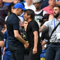 Chelsea manager Thomas Tuchel (left) and his Tottenham counterpart Antonio Conte confront each other after a Premier League match in London on Sunday. | AFP-JIJI