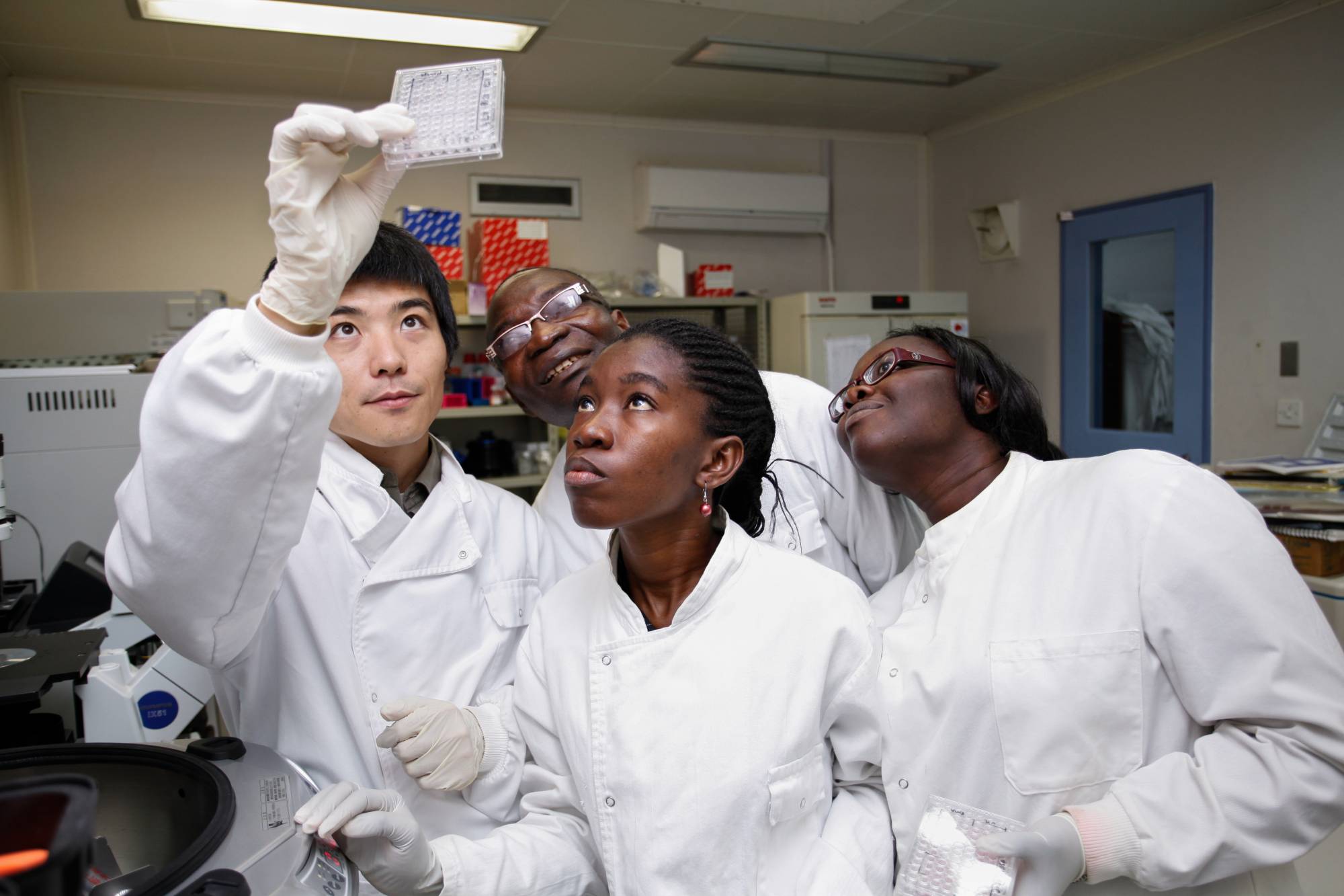 The Noguchi Memorial Institute for Medical Research in Ghana, established in 1979 with Japan’s help, serves as the hub for Ghana’s response to COVID-19 and processes about 80% of the country’s PCR tests. | AKIO IIZUKA / JICA