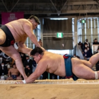 Mikiya Ishioka (left) competes at the 2021 All-Japan College Championships in Sakai, Osaka Prefecture. | LIONEL PIGUET