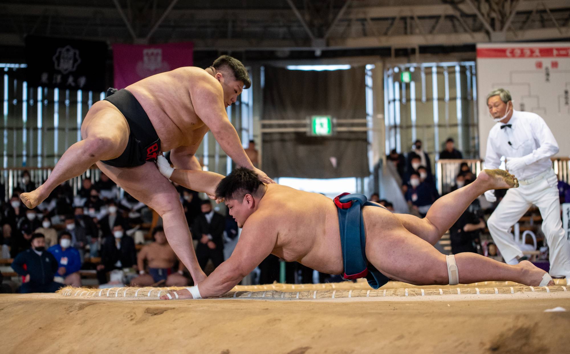 Mikiya Ishioka (left) competes at the 2021 All-Japan College Championships in Sakai, Osaka Prefecture. | Lionel Piguet