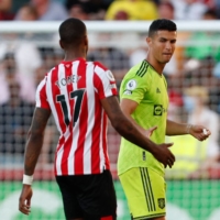 Manchester United striker Cristiano Ronaldo (right) shake hands with Brentford striker Ivan Toney. United lost the match 4-0, giving lowly Brentford its first victory over the team since 1938.
 | AFP-JIJI