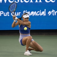 Emma Raducanu hits a return against Jessica Pegula during the Western & Southern Open in Cincinnati on Thursday. | USA TODAY / VIA REUTERS