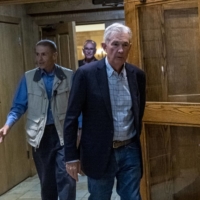 U.S. Federal Reserve Chair Jerome Powell leaves the reception dinner at the Jackson Hole economic symposium in Wyoming on Aug. 25. | BLOOMBERG 