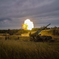 A Ukrainian artillery unit at a position near a front line in the Kharkiv region on Saturday  | AFP-JIJI