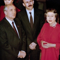 Soviet Leader Mikhail Gorbachev meets Queen Elizabeth II at the end of Gorbachev\'s official visit to Great Britain in April 1989. | ANDRE DE WET / AFP-JIJI