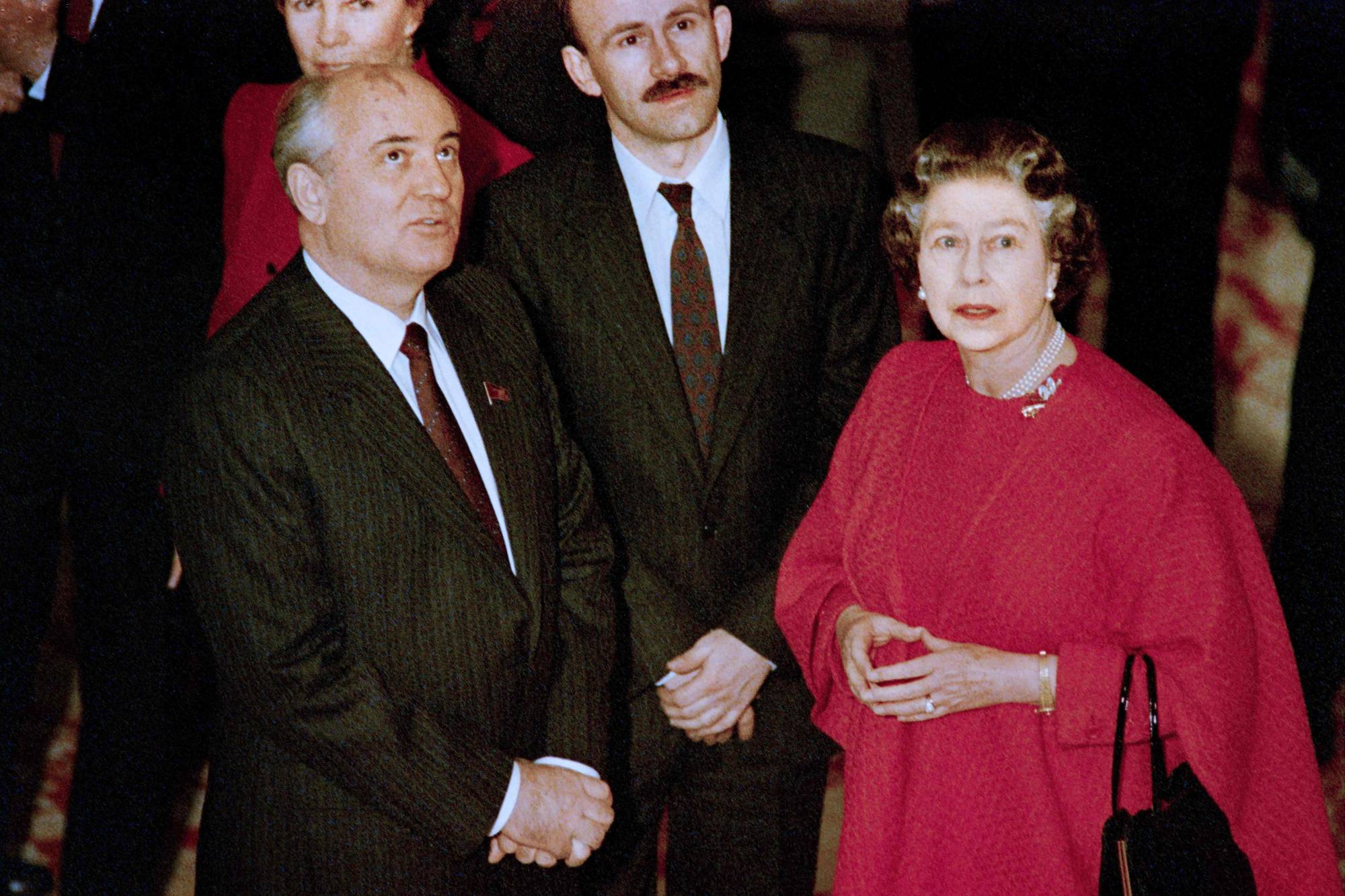 Soviet Leader Mikhail Gorbachev meets Queen Elizabeth II at the end of Gorbachev's official visit to Great Britain in April 1989. | Andre DE WET / AFP-JIJI