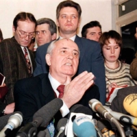 Mikhail Gorbachev announces his candidacy for the Russian presidency in Moscow on March 1, 1996. | YURI KADOBNOV / AFP-JIJI