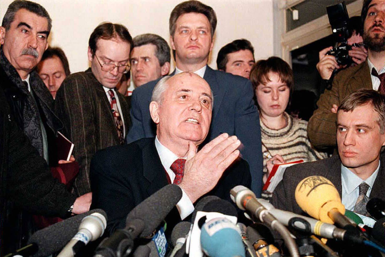 Mikhail Gorbachev announces his candidacy for the Russian presidency in Moscow on March 1, 1996. | YURI KADOBNOV / AFP-JIJI