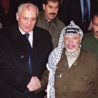 Palestinian Authority President Yasser Arafat and Soviet leader Mikhail Gorbachev shake hands in Ramallah in March 2000. | JAMAL ARURI / AFP-JIJI