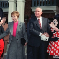 Former Soviet President Mikhail Gorbachev and his wife, Raisa, visit Tokyo Disneyland in April 1992.  | YOSHIKAZU TSUNO / AFP-JIJI