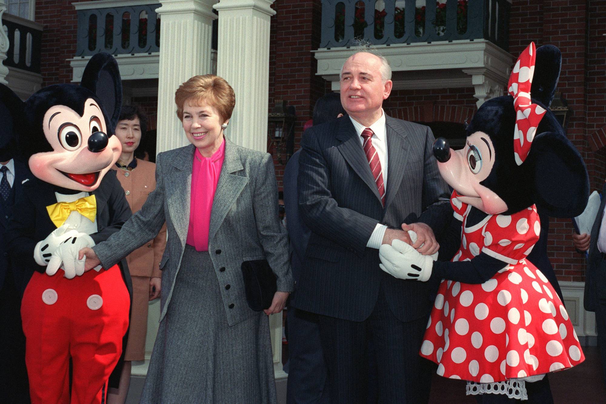 Former Soviet President Mikhail Gorbachev and his wife, Raisa, visit Tokyo Disneyland in April 1992. | Yoshikazu TSUNO / AFP-JIJI