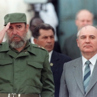 Cuban President Fidel Castro welcomes Mikhail Gorbachev, general secretary of the Communist Party of the Soviet Union, in Havana on April 2, 1989.   | ROBERT SULLIVAN / AFP-JIJI