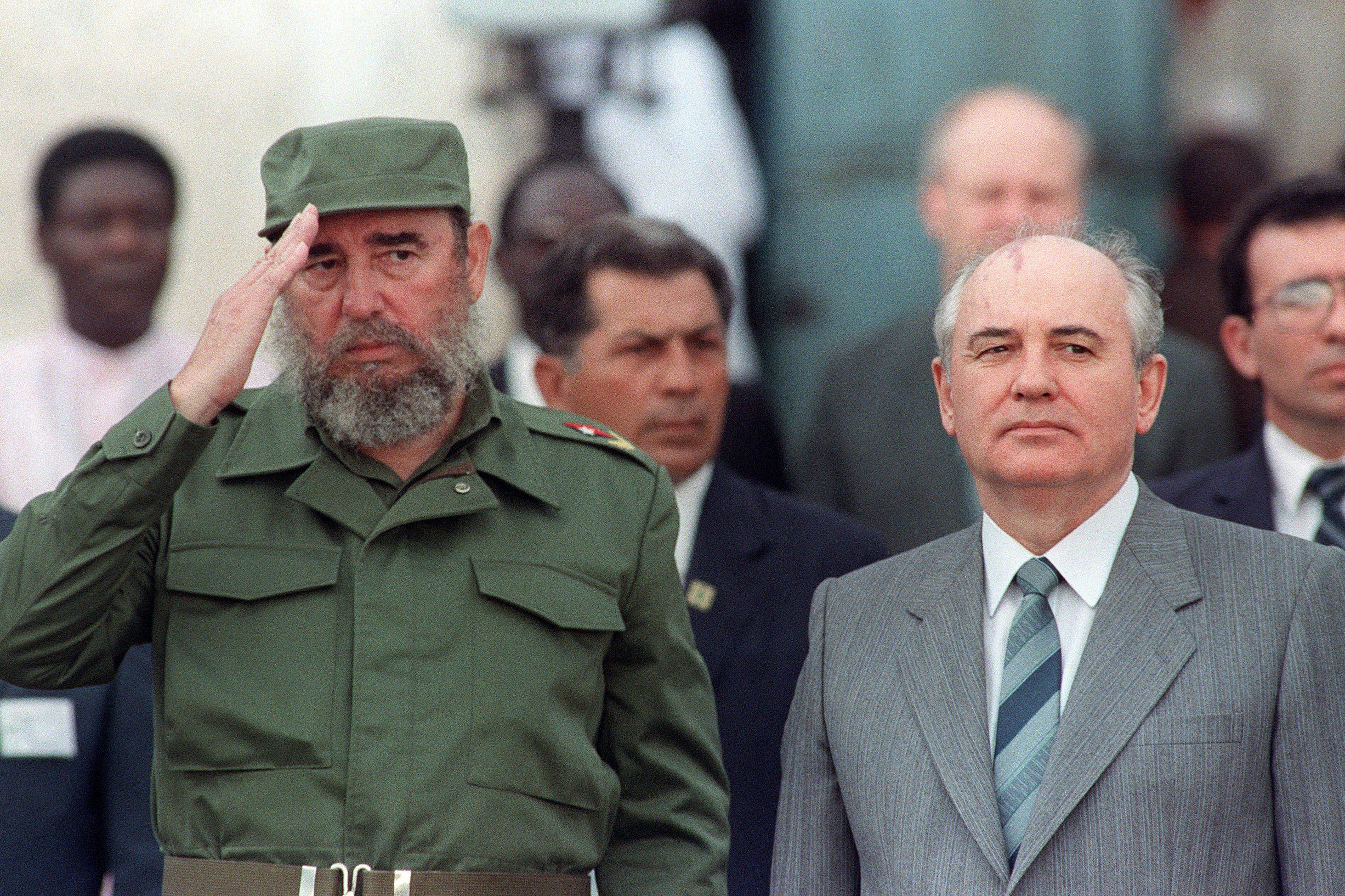 Cuban President Fidel Castro welcomes Mikhail Gorbachev, general secretary of the Communist Party of the Soviet Union, in Havana on April 2, 1989. | ROBERT SULLIVAN / AFP-JIJI