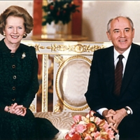 British Prime Minister Margaret Thatcher poses with Soviet leader Mikhail Gorbachev at the start of talks at the Kremlin in Moscow in March 1987. | TASS / VIA AFP-JIJI