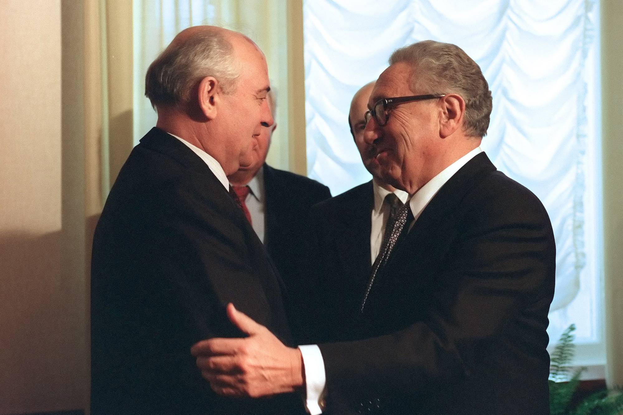 Former Soviet President Mikhail Gorbachev meets former U.S. Secretary of State Henry Kissinger in Moscow in May 1992. | VITALY ARMAND / AFP-JIJI