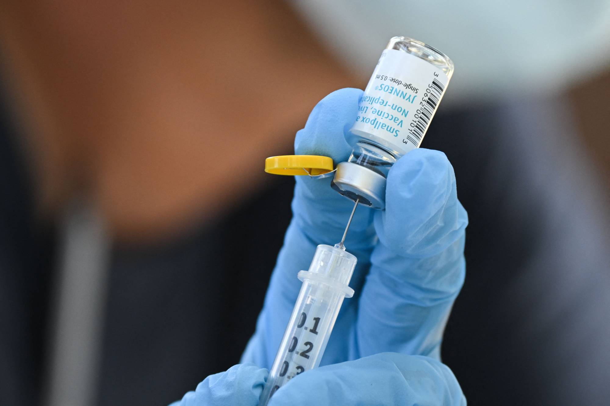 A health care worker prepares a dose of the JYNNEOS monkeypox vaccine at a pop-up vaccination clinic in Los Angeles on Aug. 9. | AFP-JIJI