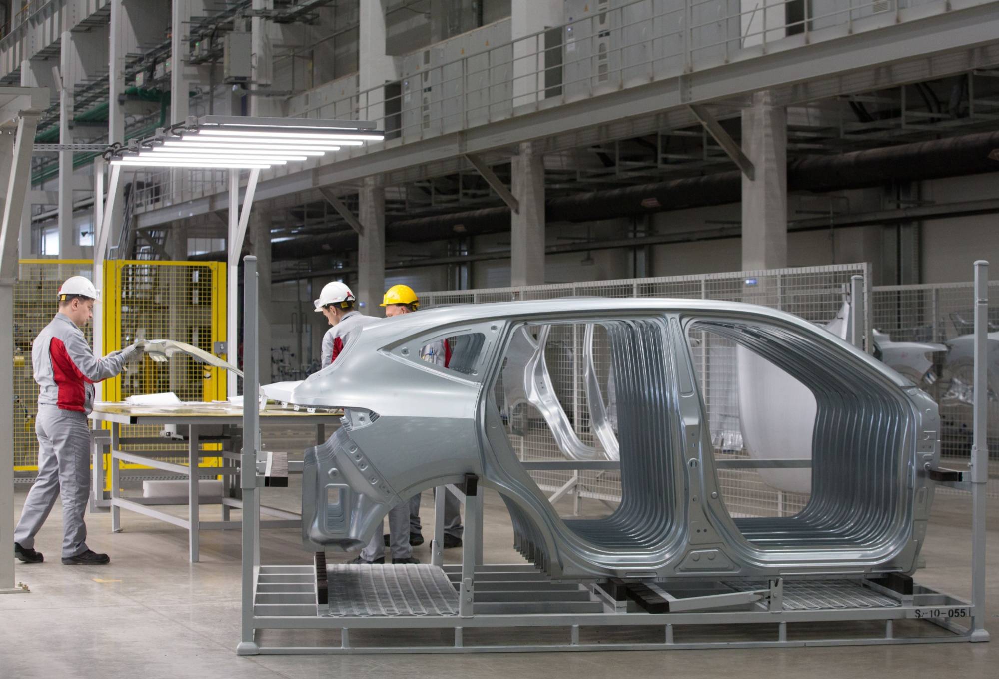 Workers on the assembly line inside the Haval automobile plant, operated by Great Wall Motor, at the Uzlovaya industrial park, near Tula, Russia, in August 2019. | BLOOMEBRG