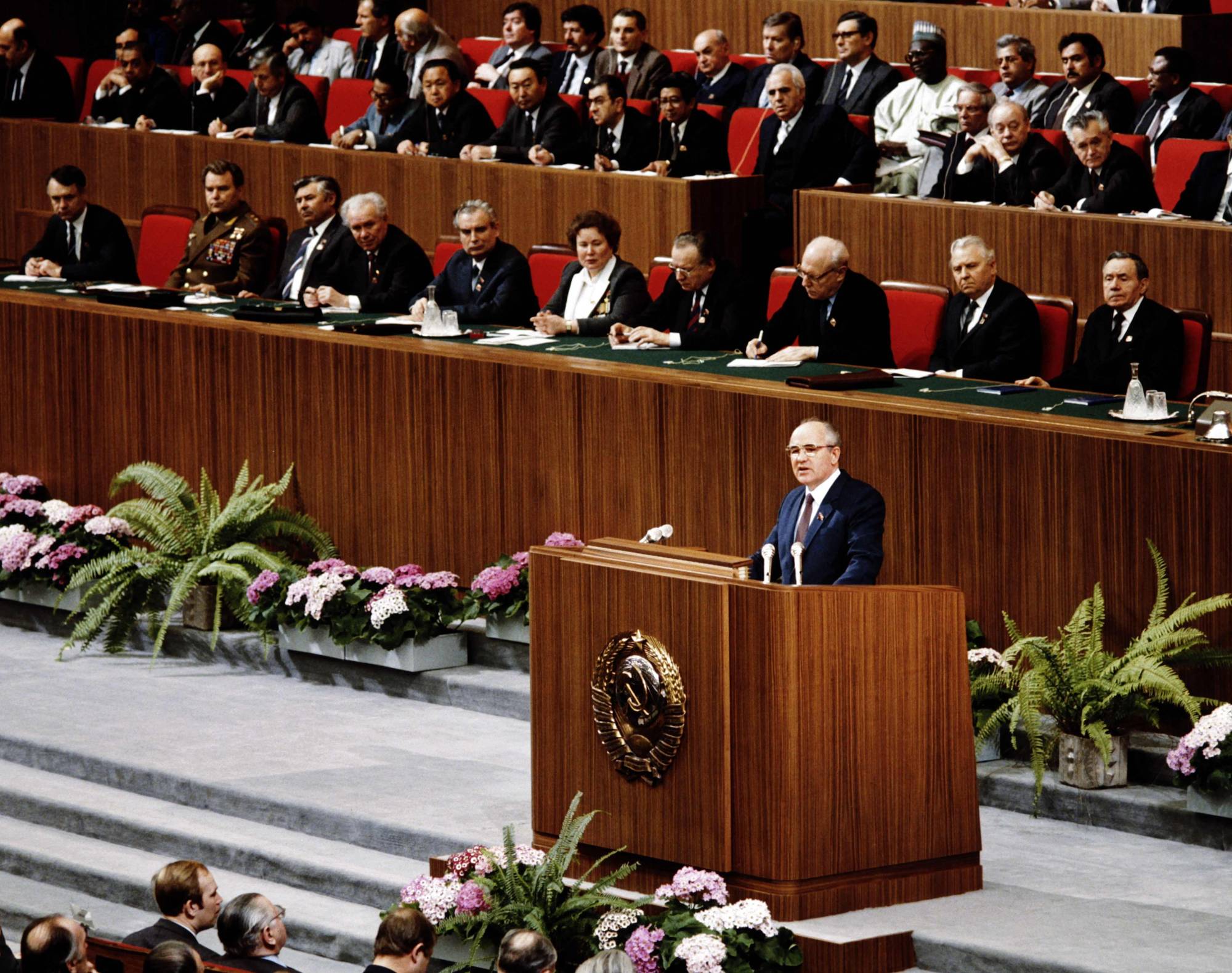 Mikhail Gorbachev gives a speech during the 18th Congress of the USSR Trade Unions in the Kremlin Palace of Congresses, in Moscow, on Feb. 25, 1987. | AFP-JIJI