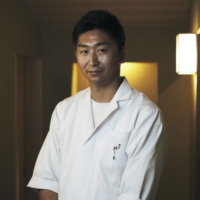 After close to two decades working in Kyoto, chef Yasunori Kitajima now serves cuisine of rustic elegance in Kamakura, his hometown. | KOUTAROU WASHIZAKI
