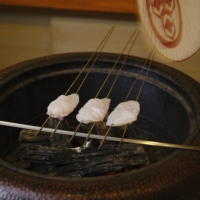 Kitajima grills his fish using an antique hibachi brazier made from Kamakura bori lacquerware. | KOUTAROU WASHIZAKI
