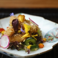 Kamakura Kitajima specializes in premium seafood, like this deep-fried tachiuo (cutlass fish), from fishing ports on nearby Sagami Bay. | KOUTAROU WASHIZAKI
