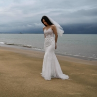 A bride takes a wedding photo on the beach in Xiamen, China on Aug. 3. Some 7.6 million marriages were registered in 2021 in China, the lowest figure dating back to 1985, the earliest year for which the National Bureau of Statistics has published records. | AFP-JIJI