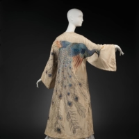 A silk coat by Iida & Co./Takashimaya made circa 1900 | © THE METROPOLITAN MUSEUM OF ART, PHOTO BY PAUL LACHENAUER