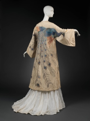 A silk coat by Iida & Co./Takashimaya made circa 1900 | © THE METROPOLITAN MUSEUM OF ART, PHOTO BY PAUL LACHENAUER