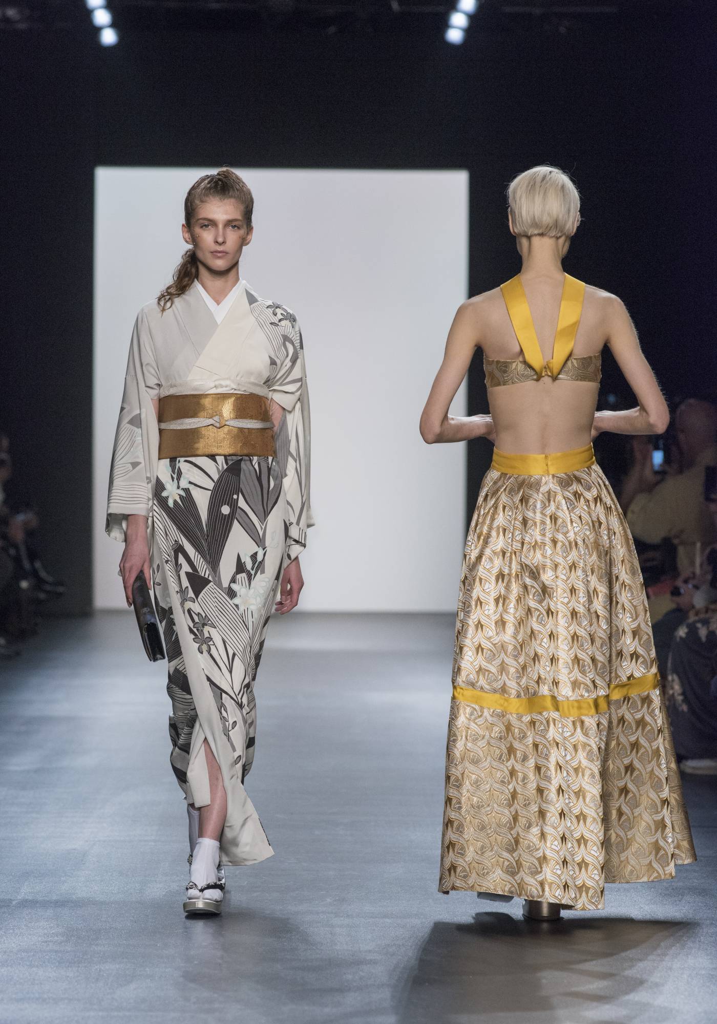 Von Kimonos inspirierte Mode auf dem Laufsteg
