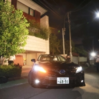 A vehicle of the Tokyo District Public Prosecutors\' Office leaves after investigators raided a home of Kadokawa Chairman Tsuguhiko Kadokawa in Tokyo on Tuesday. | KYODO