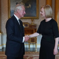 Britain\'s King Charles III greets Prime Minister Liz Truss during their first meeting at Buckingham Palace on Friday.  | POOL / VIA AFP-JIJI