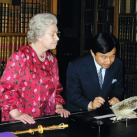 Queen Elizabeth II, Crown Prince Naruhito (now emperor) and Prince Philip at Windsor Castle in 2001 | KYODO 