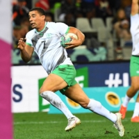 Ireland\'s Jordan Conroy runs to score a try during the team\'s Rugby World Cup Sevens quarterfinal against South Africa in Cape Town on Saturday. | AFP-JIJI