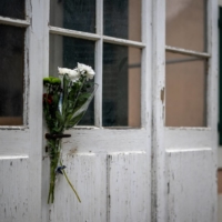 Flowers at the entrance of Godard\'s home in Rolle, Switzerland, on Tuesday. | AFP-JIJI