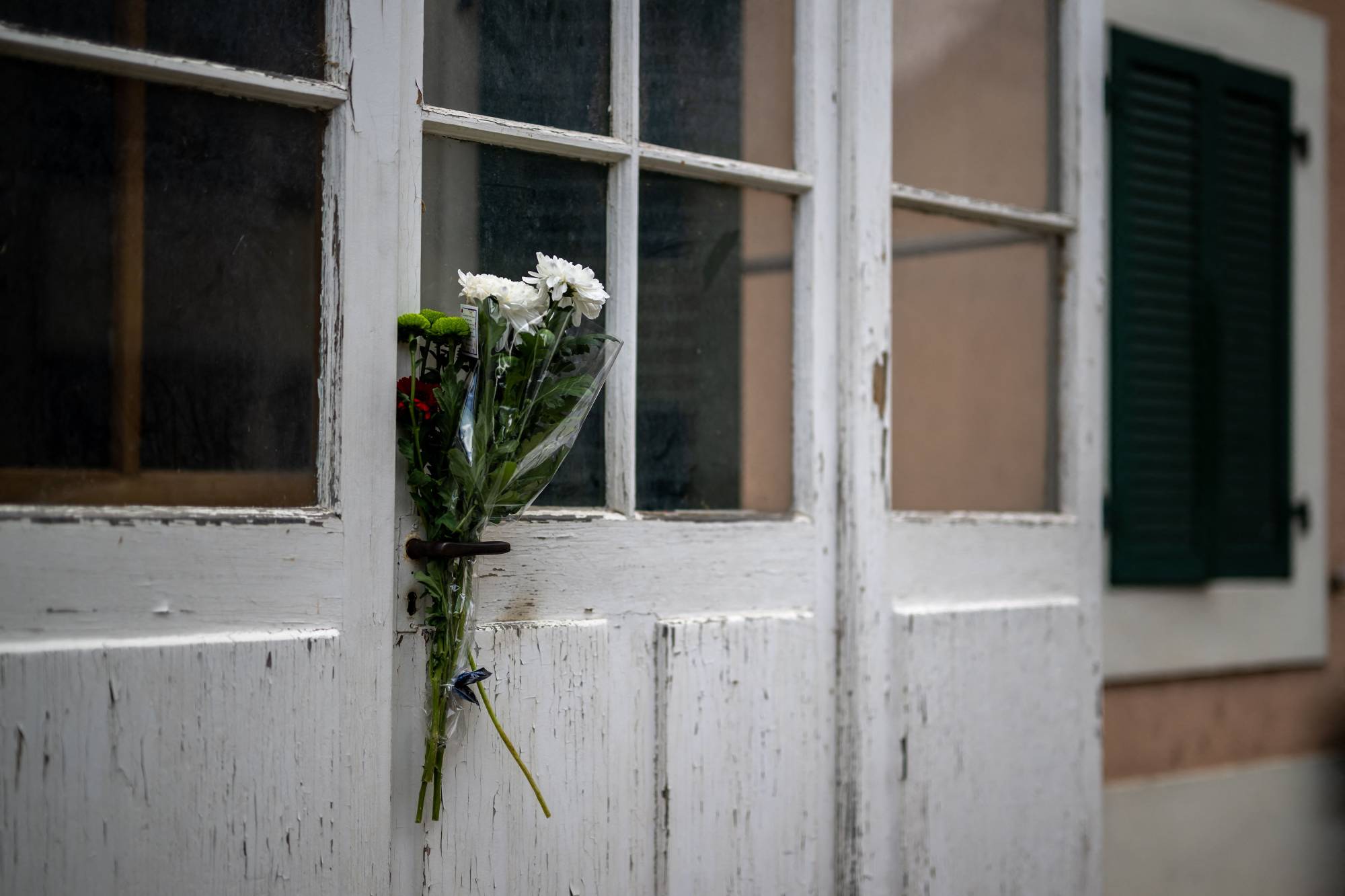 Flowers at the entrance of Godard's home in Rolle, Switzerland, on Tuesday. | AFP-JIJI