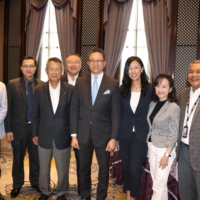 Selangor’s State Executive Councillor for Industry and Trade Dato’ Teng Chang Khim (fifth from left) poses with representatives of the Tiga Air Kai Groups Association, a group of Japanese companies in Selangor.