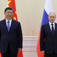Chinese leader Xi Jinping and Russian President Vladimir Putin in Samarkand, Uzbekistan, on Thursday | SPUTNIK / VIA AFP-JIJI