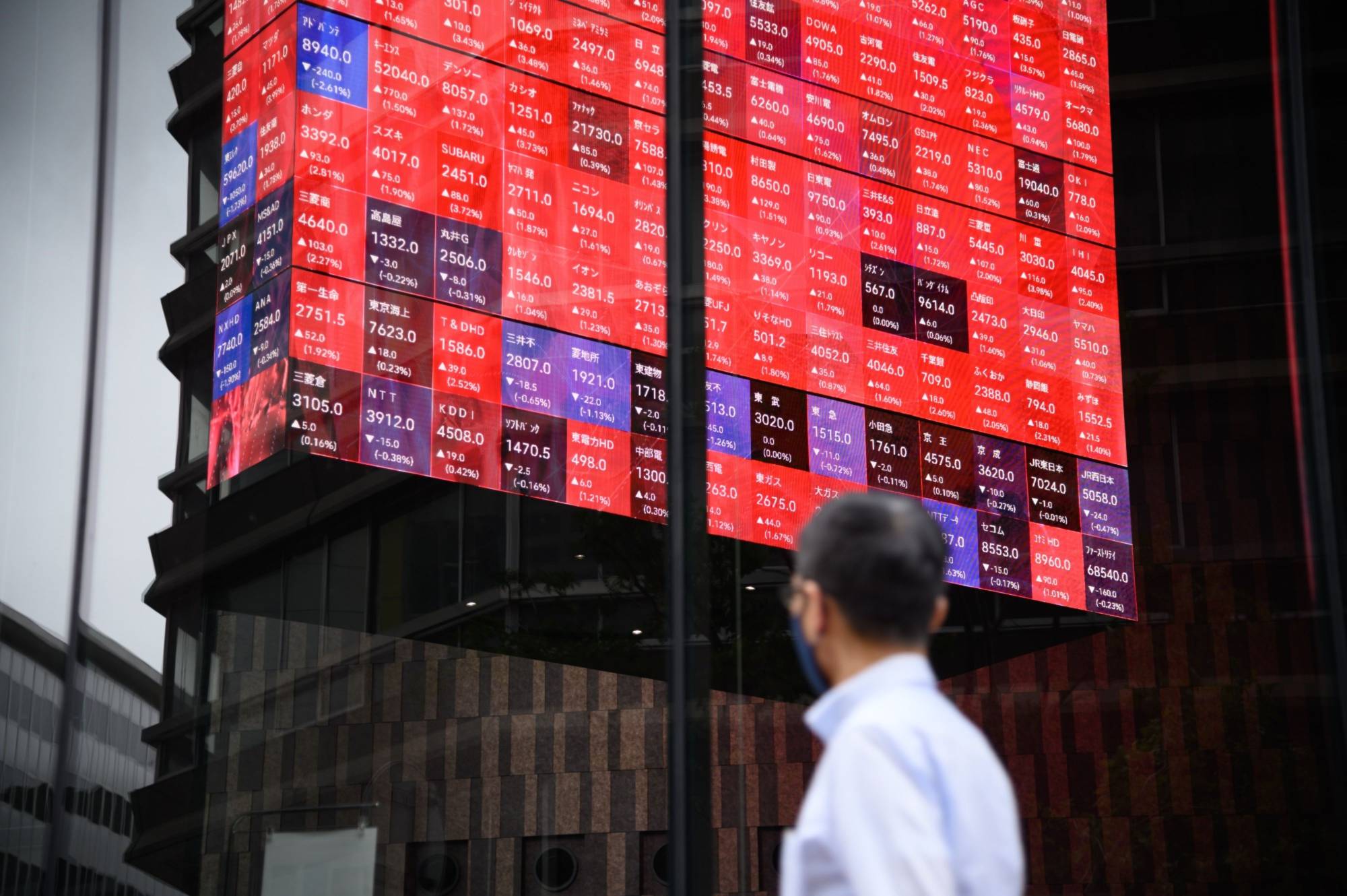 The Tokyo Stock Exchange's plan to allow listings of actively managed exchange-traded funds (ETFs) in June is the latest effort by Japan’s exchange operator to enhance the market’s global status by introducing investor-friendly reforms. | BLOOMBERG