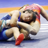 Tsugumi Sakurai (left) and Helen Maroulis of the United States compete in the women\'s 57-kilogram final at the wrestling world championships in Belgrade on Thursday. | KYODO