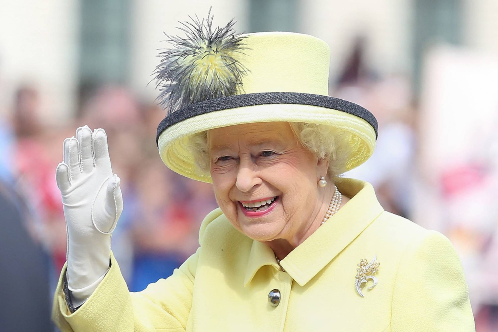 Britain’s Queen Elizabeth II waves to the crowd as she walks across the Pariser Platz near Berlin’s landmark Brandenburg Gatein June 2015. | AFP-JIJI