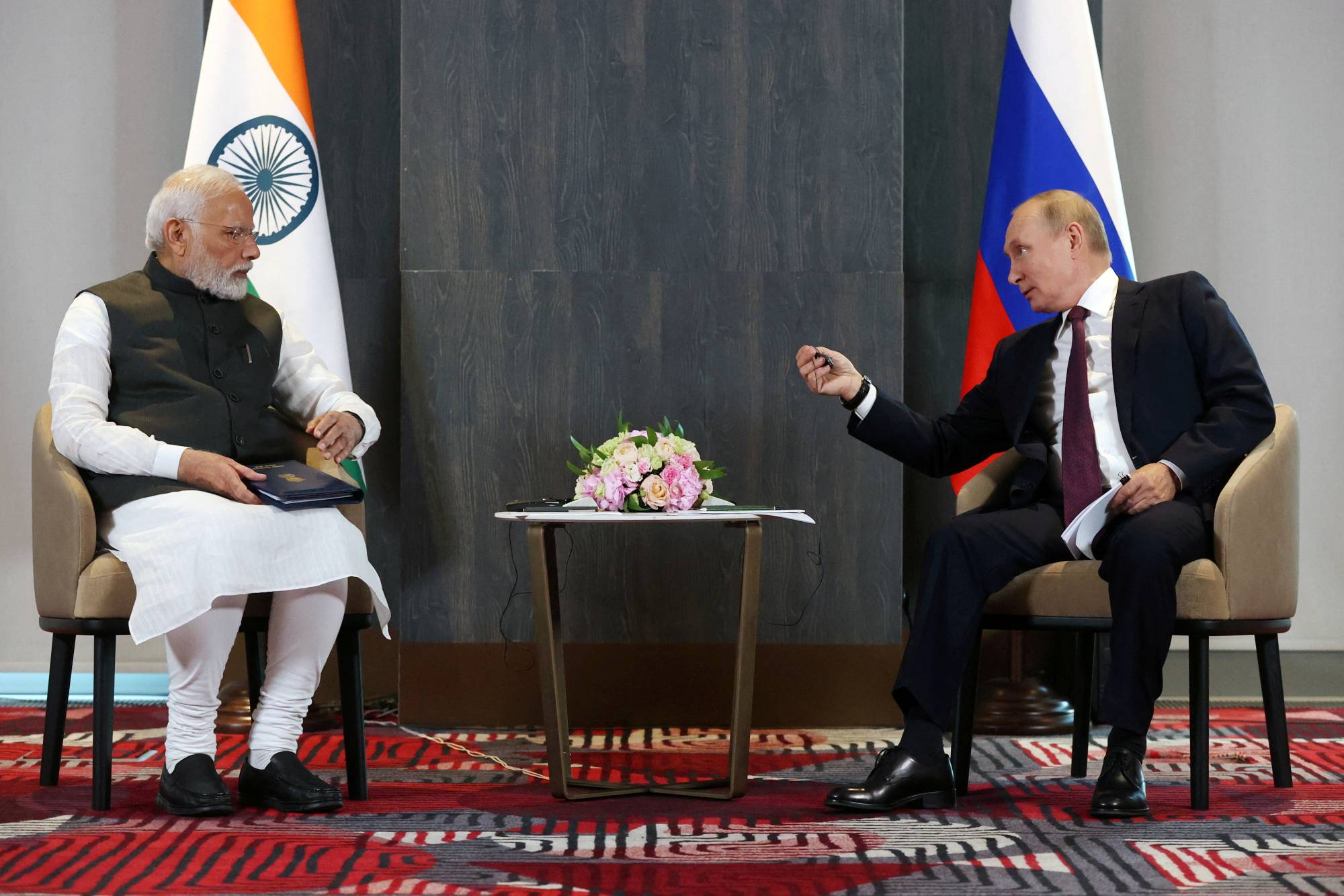 Russian President Vladimir Putin and Indian Prime Minister Narendra Modi attend a meeting on the sidelines of the Shanghai Cooperation Organization summit in Samarkand, Uzbekistan, on Friday.  | SPUTNIK / POOL / VIA REUTERS