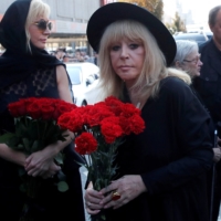 Russian singer Alla Pugacheva arrives to pay her last respects to Iosif Kobzon, a veteran Russian singer and pro-Kremlin politician, in Moscow in September 2018. | REUTERS