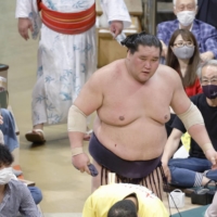 Yokozuna Terunofuji leaves the ring after his Day 9 defeat to Takayasu at Ryogoku Kokugikan on Monday. | KYODO