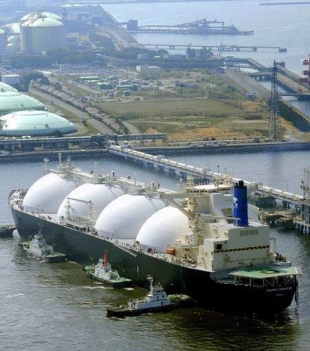 The first shipment of LNG from Russia's Sakhalin 2 project lands in Sodegaura, Chiba Prefecture, on April 6, 2009. Toho Gas is the latest to join several other Japanese companies in continuing their investments in the Sakhalin 2 project amid Russia's invasion of Ukraine. | KYODO