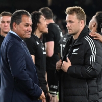 Australia\'s coach Dave Rennie speaks with New Zealand\'s Sam Cane (right) after after the Rugby Championship match between the two countries at Marvel Stadium in Melbourne on Sept. 15.  | AFP-JIJI