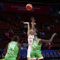Japan\'s Aika Hirashita (center) makes a three-point shot in the first quarter of the FIBA Women\'s Basketball World Cup Group B match against Mali at Sydney Superdome in Sydney, Australia, on Thursday. | KYODO