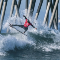 Kanoa Igarashi competes in the men\'s final of the World Surfing Games in Huntington Beach, California, on Saturday. | KYODO